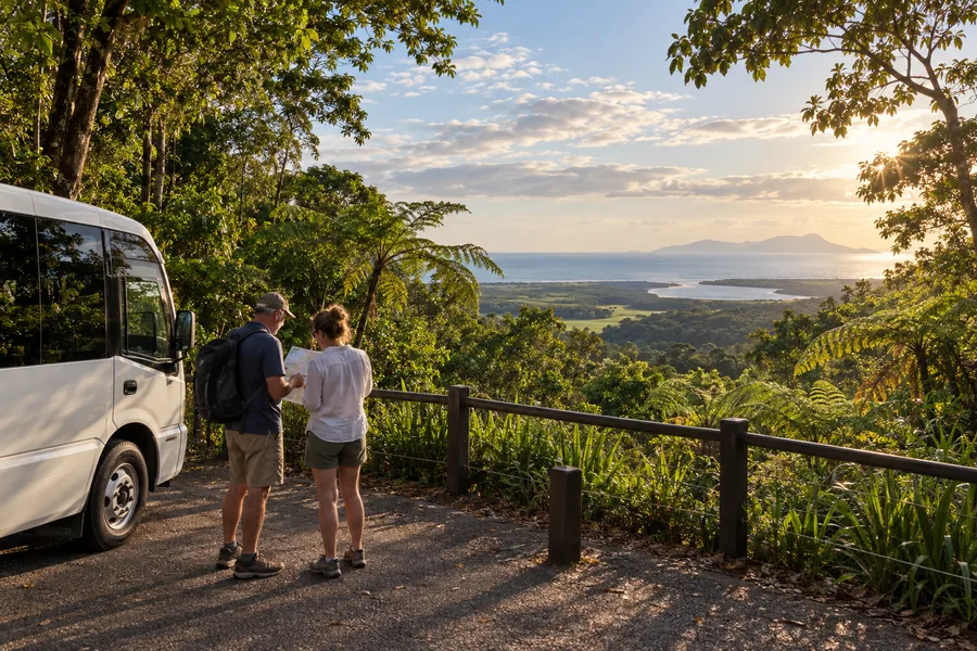 Viaggiatori che pianificano un’intera giornata presso un punto panoramico costiero di Daintree